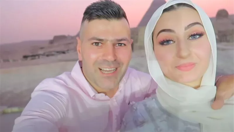 بسبب نوع الجنين.. يوتيوبر سوري مشهور يثير الجدل في الأهرامات مع زوجته| شاهد