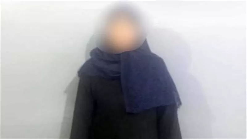 وضعت يدها على مناطق حساسة.. الأم عضت طفلتها حتى الموت في الهرم