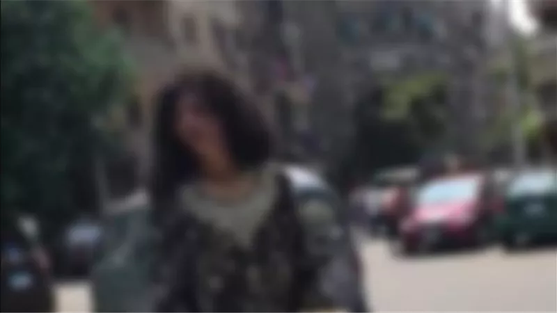 بتقلع هدومها من الصدمة.. «فاتن» اعتدوا عليها فسارت «حافية» في شوارع شبرا| شاهد 