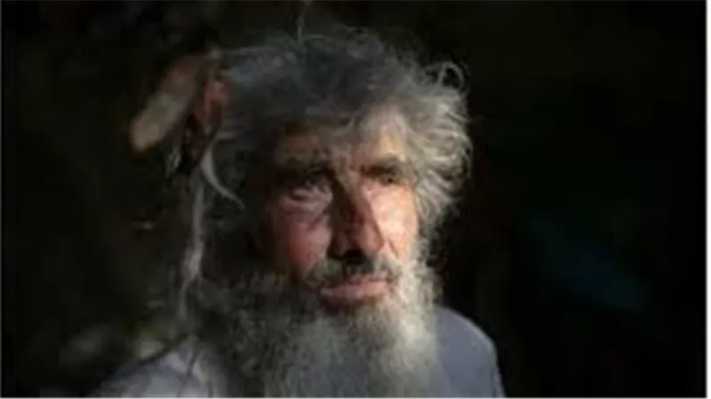 20 عامًا من العزلة.. حكاية رجل وزع أمواله وترك منزله للعيش في كهف
