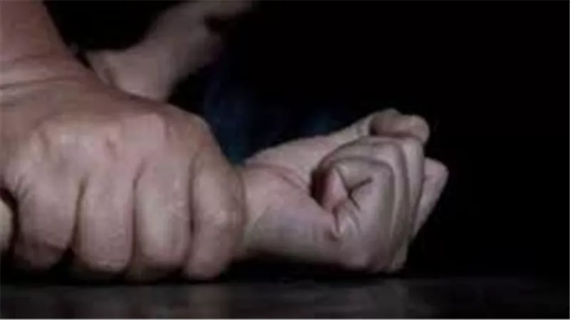 أحرقت نفسها أمام المحكمة.. مصرع فتاة تعرضت للاغتصاب من عضو برلمانى