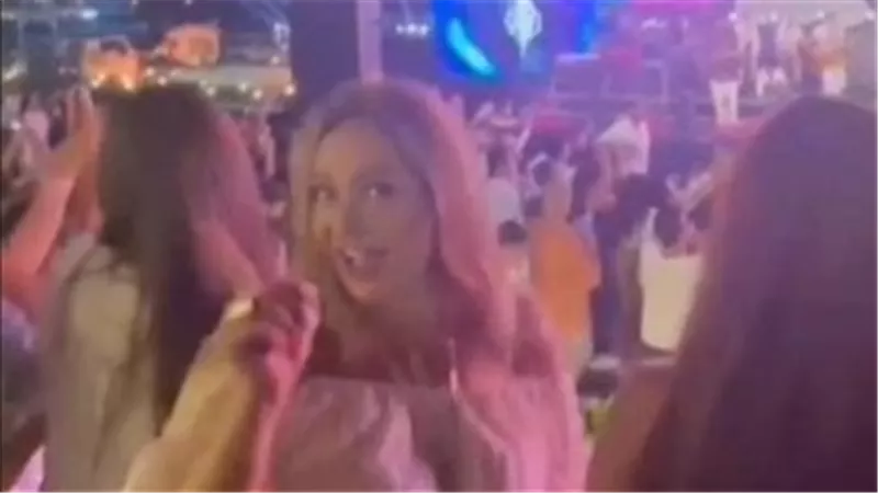احترمي وفاة دلال.. هجوم ناري على ليلى علوي بسبب رقصها على «يا أنا يا لأ»| شاهد 