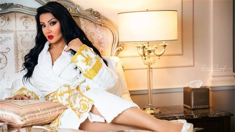 ممكن نتحرش بيكم.. رسالة مثيرة من سمية الخشاب للرجال