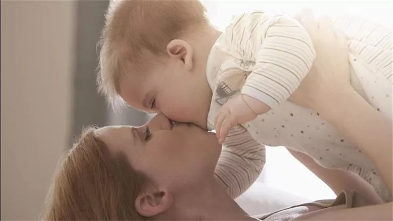 القبلة القاتلة.. أمراض خطيرة قد تنهي حياة طفلك بسبب «بوسة»