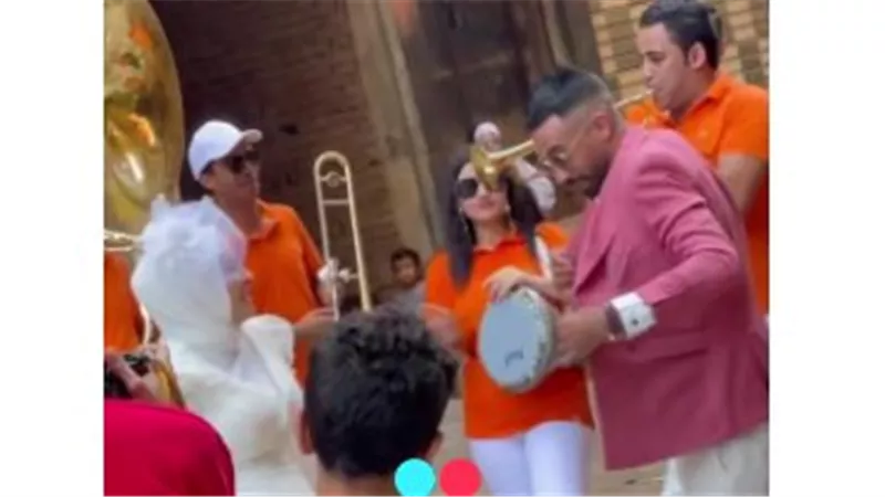 رجل يزف زوجته «الحامل» بفستان الفرح بسبب «تيك توك»: استفدنا إيه من كل ده؟| شاهد 