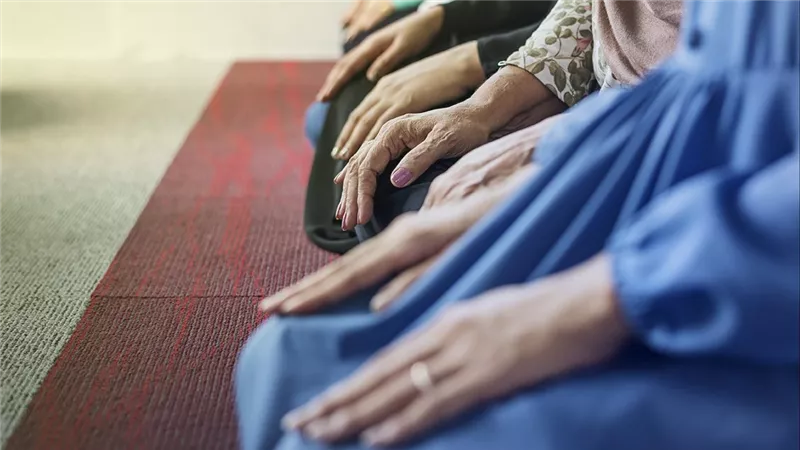 الإفتاء توضح... ما حكم صلاة المرأة بـ«البنطلون الضيق»؟ 