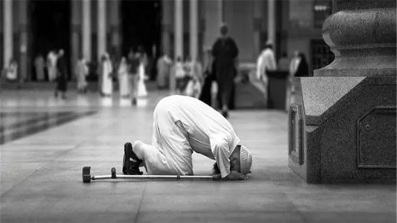 الإفتاء تحسم الجدل.. ما حكم الصلاة بالحذاء؟