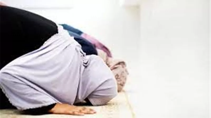«الإفتاء» توضح.. ما حكم الصلاة بملابس ضيقة؟