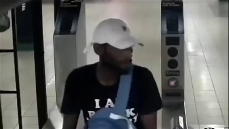 حادث بشع.. شاب يعتدي على سيدة في محطة قطار ويهرب| شاهد