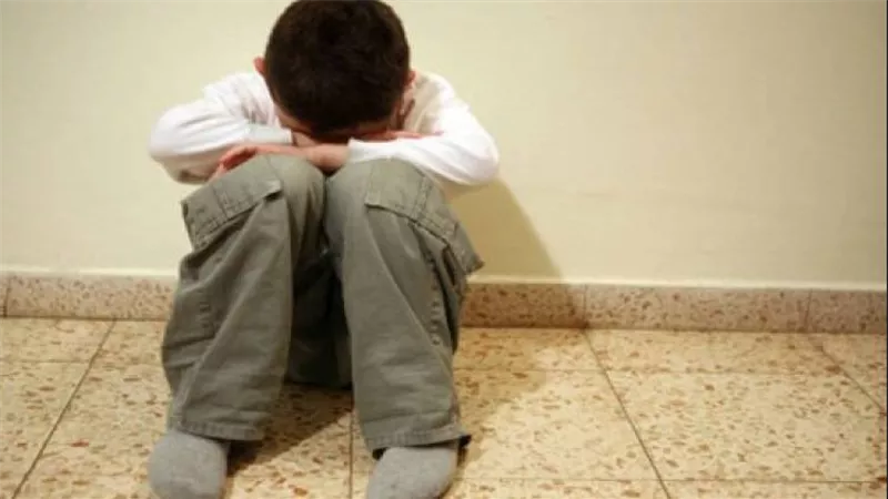 تنكر في زي امرأة.. طفل يستقطب الرجال على «تانجو» 