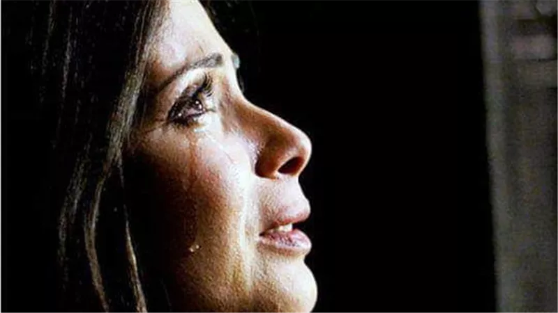 مات بين إيديا..نوبة بكاء من منى زكي بسبب كواليس وفاة والدها | فيديو