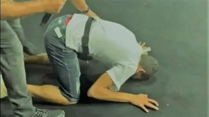 هل أنعم الله عليه؟.. تعليق ناري من أزهري على سجود شاب بعد مصافحته لـ عمرو دياب