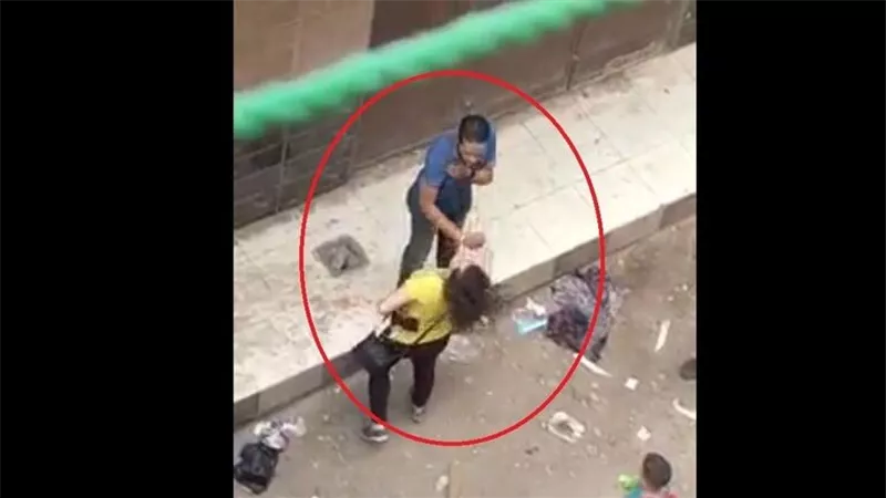 بالضرب واللكمات.. شاب يتحرش بفتاة في الشارع أمام المارة والفتاة تلقنه درسا| شاهد 