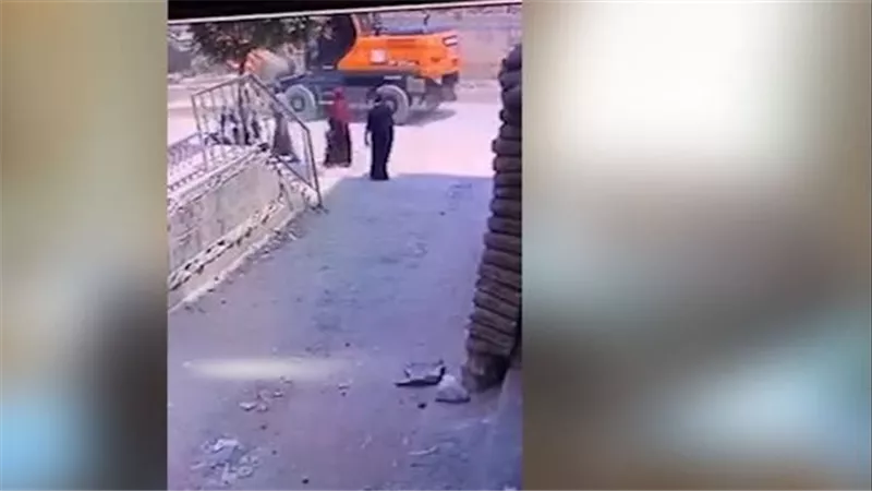 مشهد صعب.. لحظة دهس ربة منزل وابنتها أسفل عجلات حفار| شاهد 