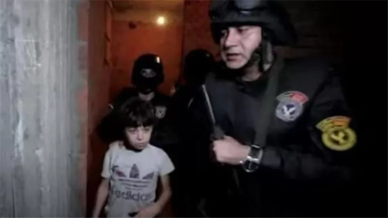 خطفوه لهذا السبب..أول فيديو للحظة تحرير طفل المحلة من بين يدي خاطفيه | شاهد