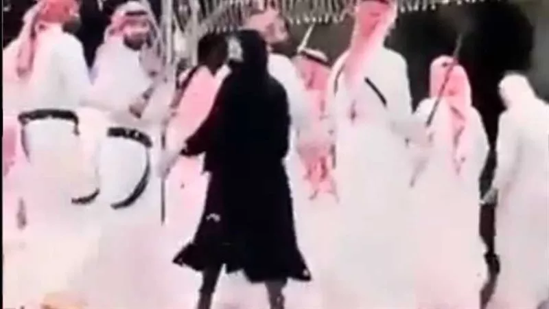 رقصت وسط الرجال.. فيديو فتاة العرضة يثير الجدل في السعودية | شاهد