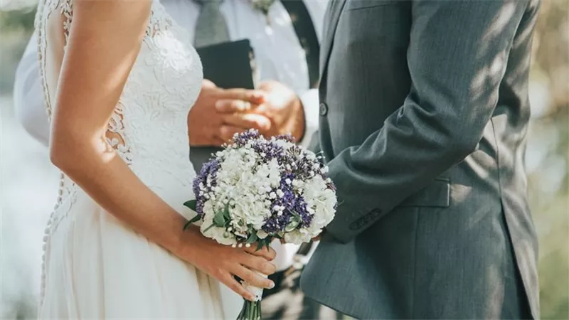 دفع غرامة إجبارية.. تصرف غريب من عروسين مع ضيوف حفل زفافهما