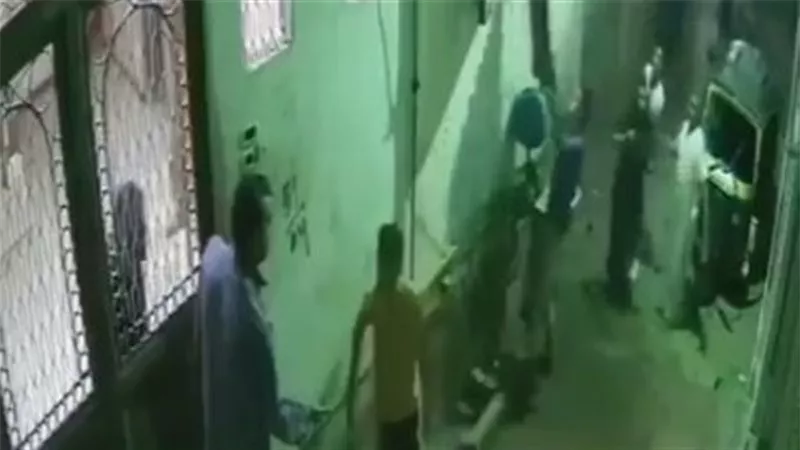 فيديو صادم.. مقتل رجل على يد بلطجية داخل منزله | شاهد 