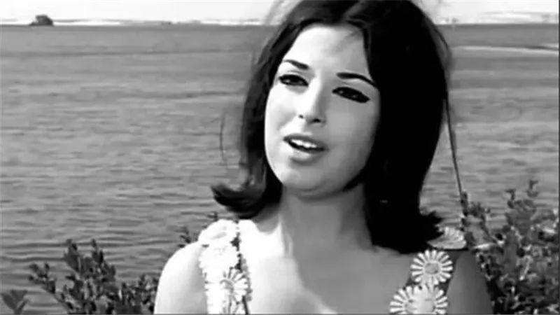 ملعبتش بعروسة زي البنات.. أسرار سنوات الحرمان في حياة نجاة الصغيرة| شاهد 