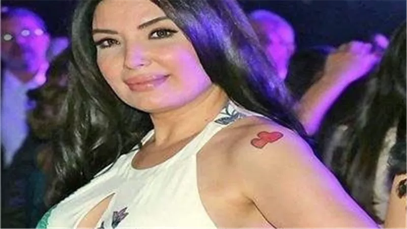 كاش مايوه وهاف ستومك مكشوف.. أحدث إطلالات عبير صبري في الساحل الشمالي| شاهد 