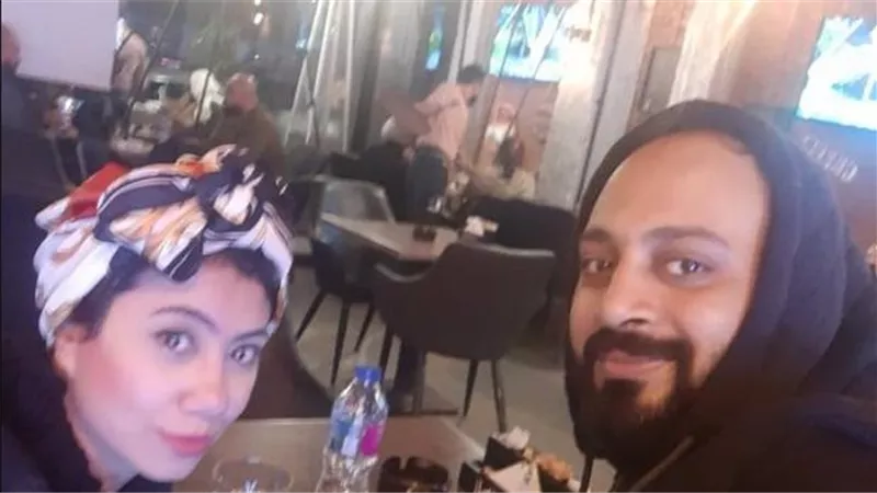 «إسلام» يفاجئ حبيبته بوضع «خاتم» في الجاتوه.. أكلته وافتكرته إزاز| شاهد