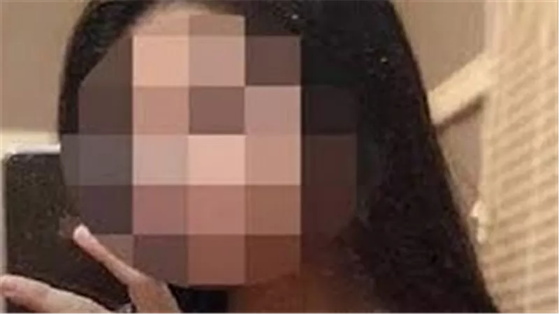 انتظر بجوار جثتها يدخن السجائر..تفاصيل صادمة في مقتل سيدة على يد زوجها بـ 22 طعنة بسبب شات اباحي