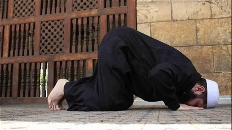 الإفتاء تجيب.. هل ستر العورة شرط لصحة الصلاة؟
