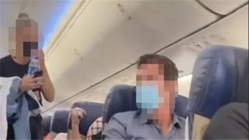 هددتا بـ سحل الركاب.. طرد مسافرة وابنتها من طائرة بالقوة| شاهد 