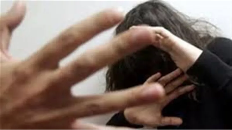 إجراءات قانونية تحفظ حقوقك.. لو زوجك ضربك وطردك من البيت| شاهد 
