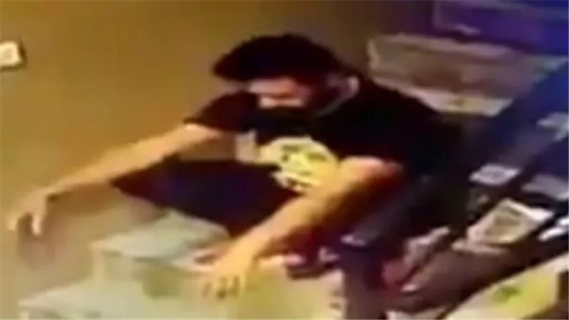  مات ولا عايش؟.. لحظة انهيار شاب داخل صالة جيم بسكتة قلبية | فيديو