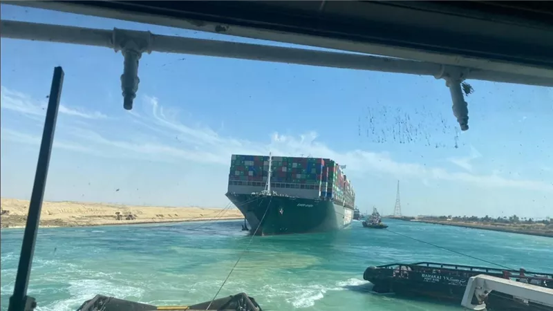تم قطرها بالكيلو 54..تفاصيل 10 دقائق جنحت فيها سفينة بنمية في قناة السويس 