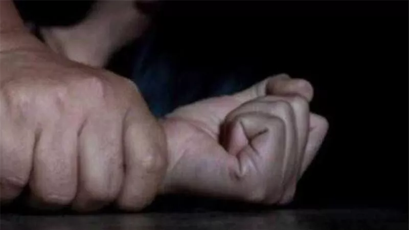 حكم رادع..السجن المشدد 15 عاما لقاض وصديقيه في اغتصاب فتاة الساحل