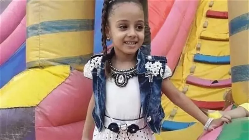 سقطت على رأسها مظلة.. مصرع طفلة داخل ناد بحلوان