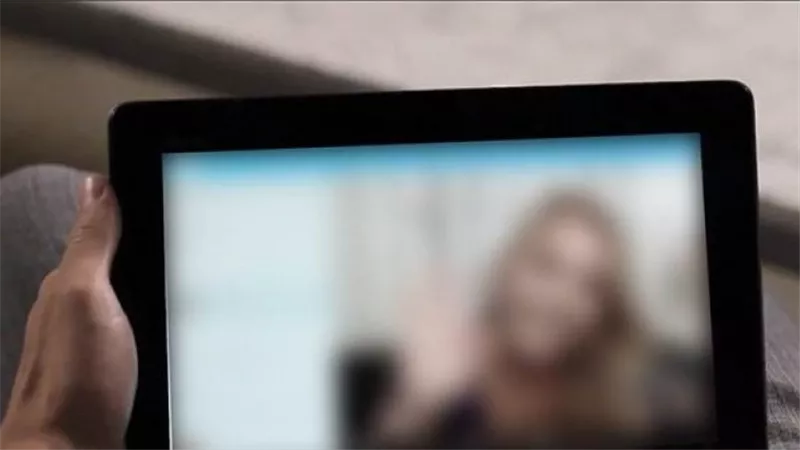 «لقيت صوري على موقع إباحي وفكرت في الانتحار».. فتاة تتعرض للابتزاز| شاهد 