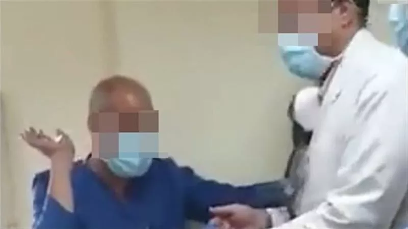 أسجد وصلي للكلب..أول رد من جامعة عين شمس عن إجبار طبيب لممرض على السجود لكلب | فيديو