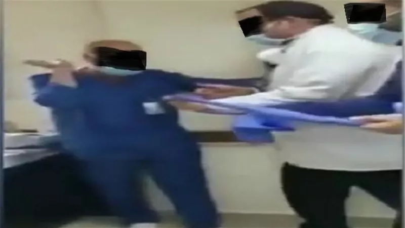 يجبره على السجود لكلبه.. فضيحة أخلاقية لطبيب مشهور يعذب ممرضا| شاهد 