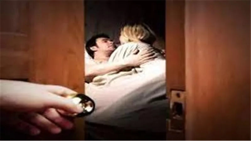 حدث في دولة عربية..تعويض زوج خانته شريكته مع 13 رجلًا
