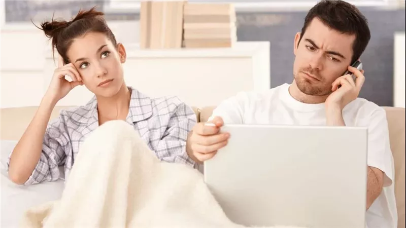 الإفتاء توضح حكم الدين.. رجل يجبر زوجته على دفع مصروفات المنزل