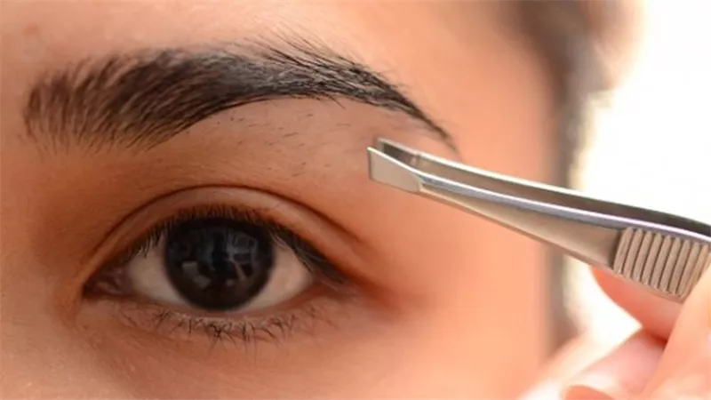 الإفتاء توضح حالات إزالة شعر الحاجب للنساء.. يجوز لغير المتزوجة بشرط
