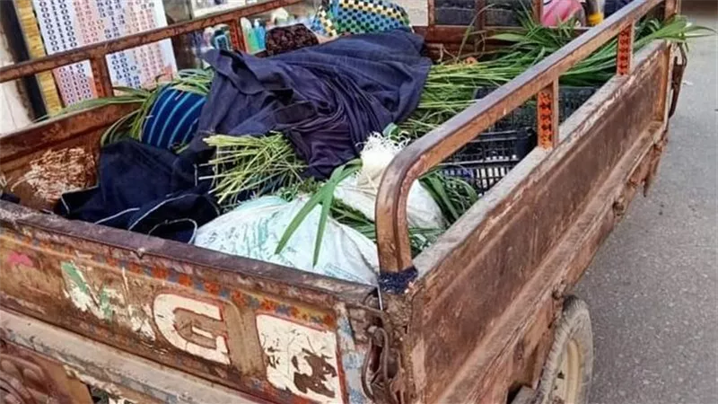 تفاصيل ذبح جزار لزوجته في الشارع.. ترك جثتها على تروسيكل وسلم نفسه للشرطة