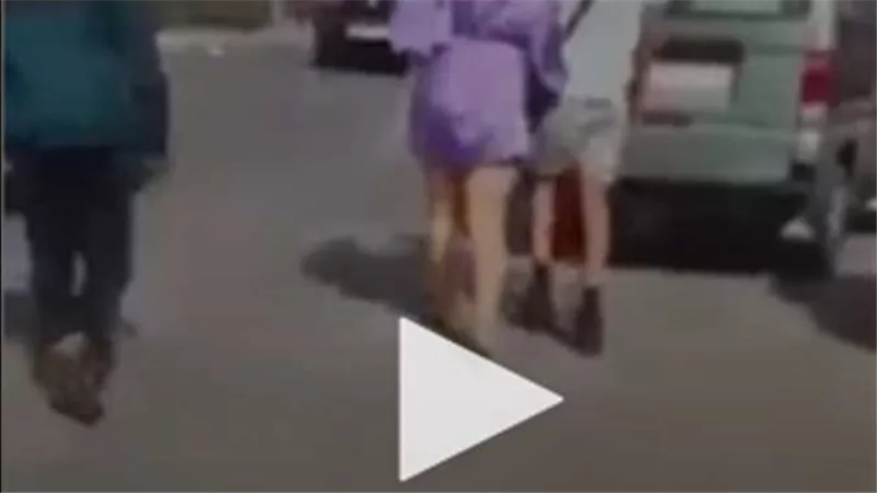صديقه يوثق بالفيديو.. شاب يجرد فتاة من ملابسها في الشارع ويتحرش بها