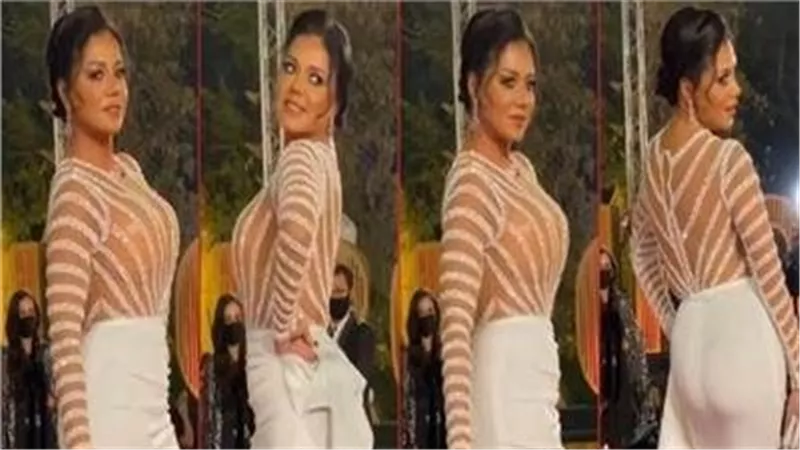 مفيش بطانة.. فنانة شهيرة ترتدي فستان رانيا يوسف| شاهد