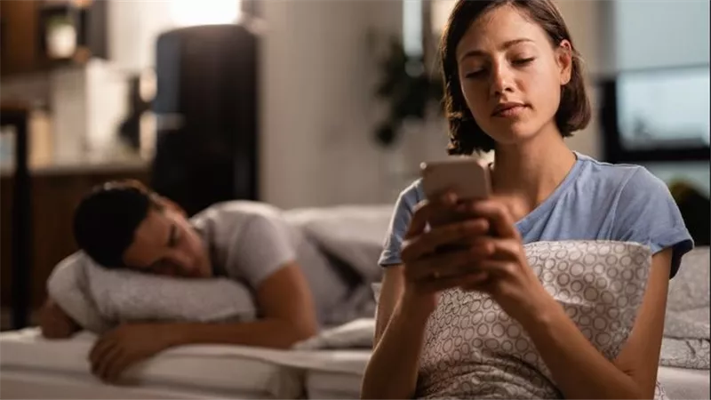 الإفتاء توضح.. إذا كانت المرأة تحب رجلا غير زوجها.. ماذا تفعل؟| شاهد 