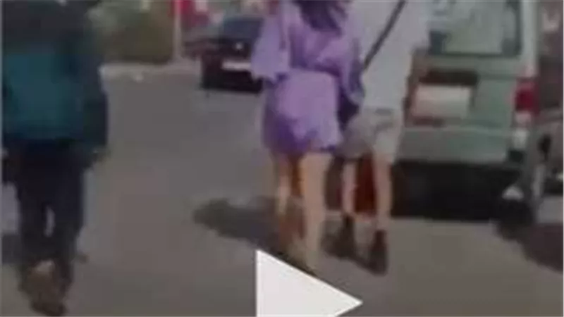 بعد تعرضها لفعل فاضح في الشارع وتصويرها.. رد فعل غريب لفتاة أمام المحكمة