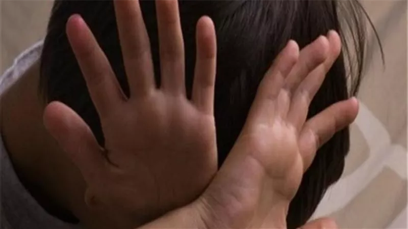 سلمتها له وساعدته على هتك عرضها.. سيدة أوسيم قدمت طفلتها لصديقها بـ100 جنيه