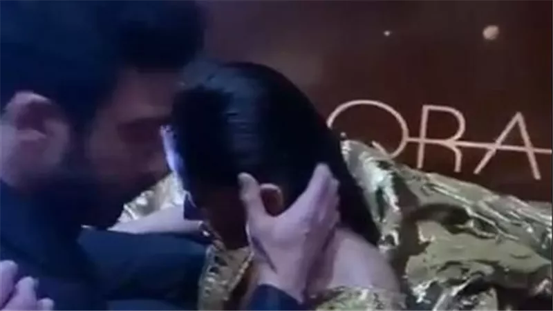 بعد تعرضها للإغماء.. شاهد لحظة سقوط فنانة شهيرة في حفل موريكس مور|شاهد