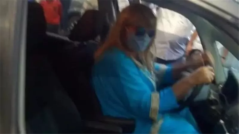ضحك هستيري.. لبناني يتنكر في زي امرأة للحصول على وقود لسيارته | شاهد
