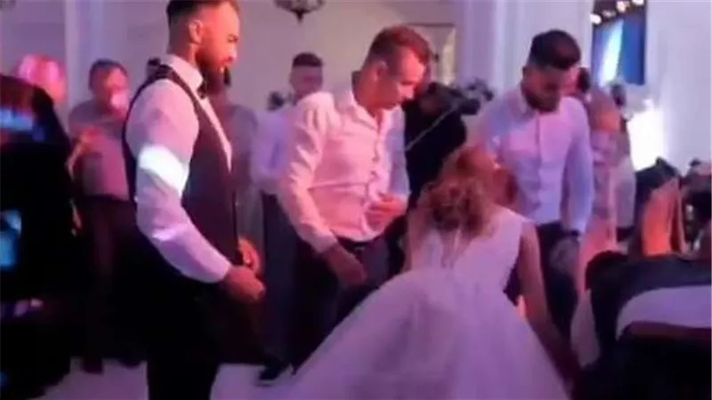 تسببت في كارثة.. عادة يمارسها الشباب بحفلات الزفاف أصابت عريسًا بشلل نصفي | فيديو