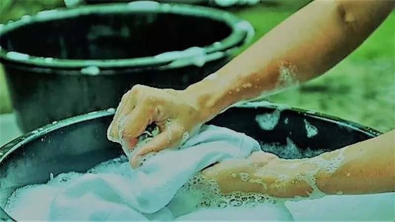 لهذا السبب.. محكمة تجبر متهمًا على غسل ملابس النساء لـ 6 أشهر
