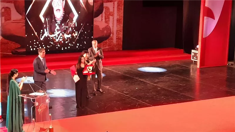 انهارت بالبكاء أثناء تكريمهما..أول ظهور لـ دنيا سمير غانم بعد وفاة والديها | شاهد
